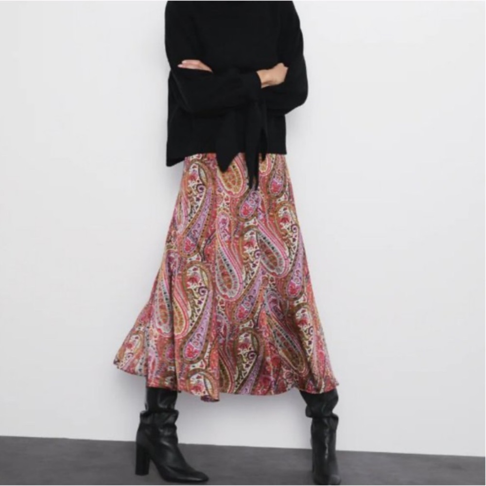 ZARA Multi color PAISLEY PRINT MIDI
SKIRT A-LINE SATIN FINISH, Size S 5707 - Picture 5 of 5